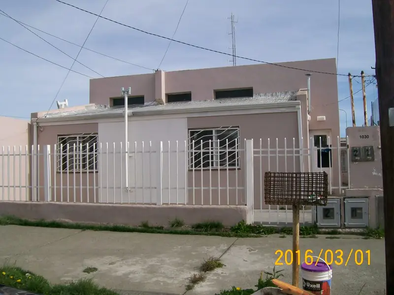 🟡 ALQUILER  – CASA 3 DORMITORIOS – BARRIO CENTRO📍