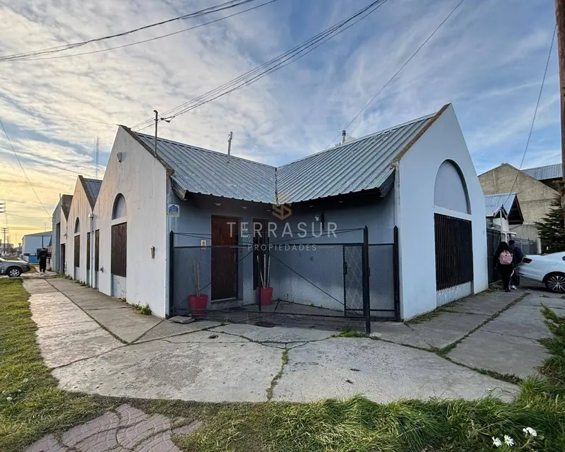 Casa en esquina en alquiler c/ doble cochera en Río Grande