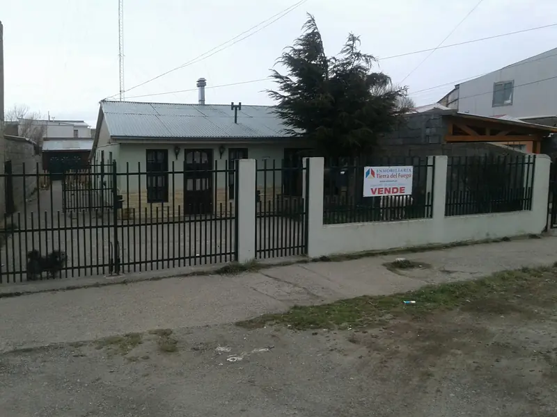 🔴 VENTA – CASA 3 DORMITORIOS –  BARRIO CENTRO📍
