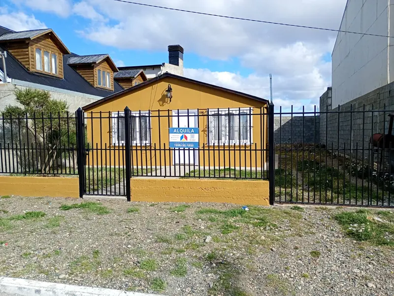 🟡 ALQUILER – CASA – BARRIO C.A.P.📍