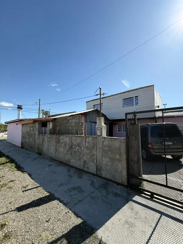 🔴 VENTA – CASA + 2 DEPARTAMENTOS  – B° AGP 📍